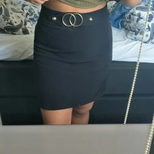 svart kjol - Säljer denna svarta kjolen från New yorker. Använd max 2 gånger. Storlek 40. Säljs för 50+frakt. Kan mötas upp i Skåne också☺