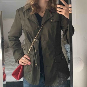 Skjortjacka  - Militärgrön skjortjacka med knapar och fickor, köpt för ett år sedan men sparsamt använd ⭐️