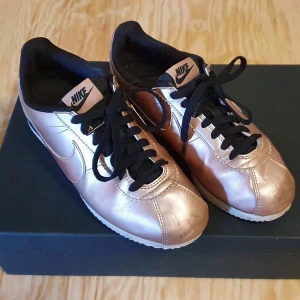 Nike Sneakers Metallic - Nike sneakers, rosé gold metallic, strl 39, kan mötas i Stockholm annars tillkommer frakt på 79:- 👊🏻