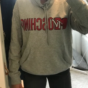 Hm&Moschino - En hoodie från HMxMoschino. Storlek M men passar även S