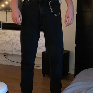 Weekday byxor - Snygga mörkgråa weekday byxor knappt använda kedjan ingår men den går och ta av också