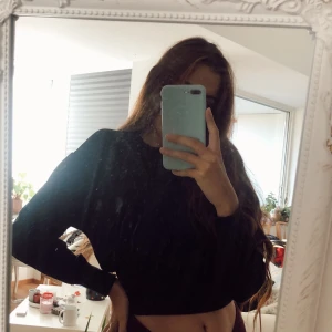 Svart Jumper från Zara  - en supermysig tjocktröja från Zara. 💕 ribbad och croppad i midjan (sitter tight där) och lite puffig. bra skick, knappt använd! mittenbilden är lånad och är inte likadan men nästan exakt som tröjan jag har! 120kr inkl frakt 💗