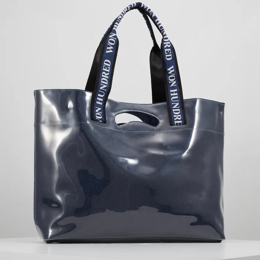 Super snygg väska som rymmer mycket  i nästan ny skick 💓. Väskor.