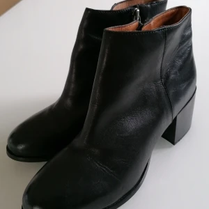 Stövletter  - Nya svarta skinn stövletter strl. 38