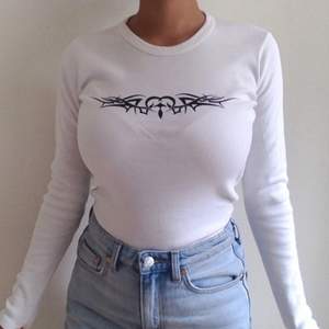 Vit långärmad tröja från Brandy Melville i storlek xs. Köpt här på plick och är i bra skick. Möts upp i Uppsala eller skickar mot fraktkostnad🌸
