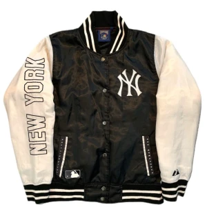 Varsity jacka - Vintage new york yankee’s varsity jacket. Storlek M på lappen men skulle säga att den passar xs/s. Bud startar på 700kr.