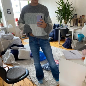 Oversized na-kd stickad tröja  - Mysigaste tröjan från NA-KD, perfekt till hösten. Använd 1-2 gånger, så super skick. Storlek S men väldigt oversized så passar nästan vem som! Köparen står för frakten!