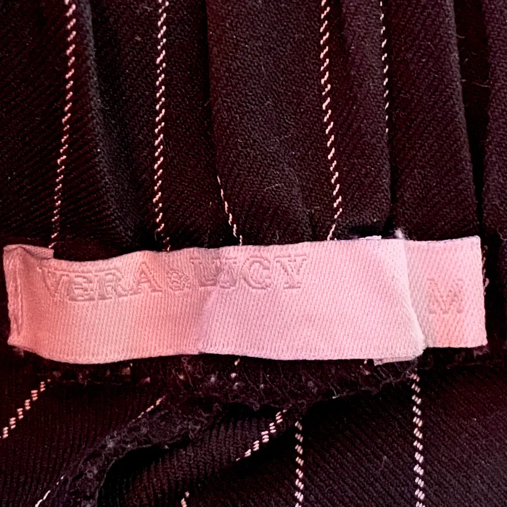 snygga svarta randiga byxor med snörning längst upp. säljer eftersom jag inte använder de längre. frakt tillkommer💕. Jeans & Byxor.