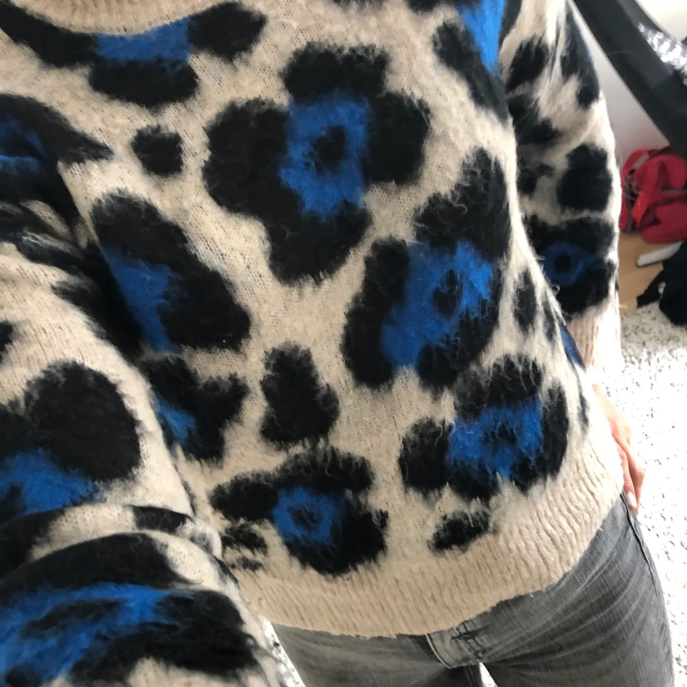 En stickad leopardtröja från Gina tricot i storlek XS. Coolt mönster o en cool blå färg. . Stickat.
