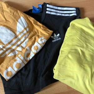 Adidas tröja  - Fina t shirt, den svarta är en magtröja, en för 30kr 