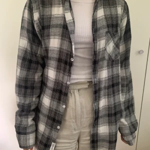 Rutig skjorta  - Grå/vit/svart skjorta från lager 157. Storlek M. Säljer för 80kr + frakt 