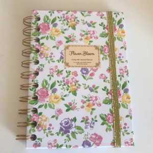 Liten antecknings bok - En blommig antecknings bok som aldrig används 