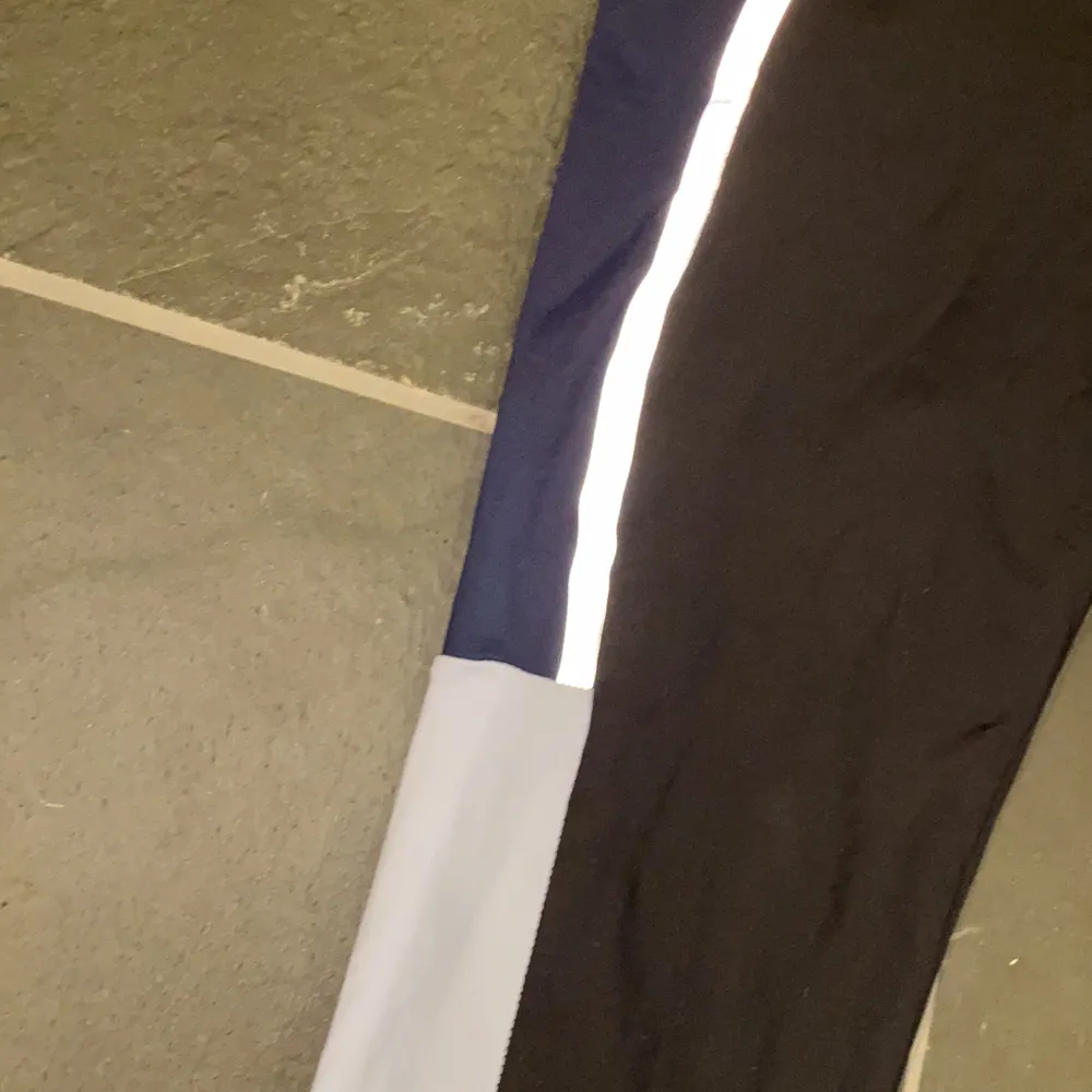 Träningstights från Röhnish med mörkblå och ljusblå fält med reflex ”linjer” på sidan. Så snygga men har tyvärr blivit för små. Storlek XS. Jeans & Byxor.