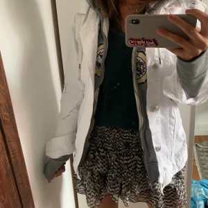 Vit jeansjacka - Säljer denna vita oversized jeansjackan med detaljer💓 As snygg men kommer tyvärr inte till användning längre. Jackan passar till väldigt mycket och är väldigt snygg. Skriv ifall ni vill ha bättre bilder⭐️ Frakt tillkommer om den ska fraktas⭐️(koftan under är även till salu)