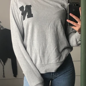 Collegetröja  - Säljer denna collegetröja köpt från lager 157 i storlek S. Lite större modell, ganska tunn men sitter skönt. Väldigt oanvänd.
