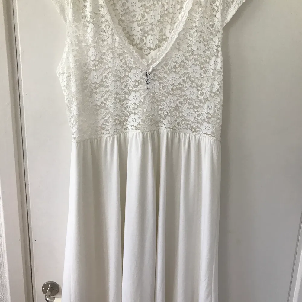Jättevacker vit klänning med spets✨ Från Chiara Forthi Endast testad✨ Strl XL, väldigt stretchig Dyr i inköp✨. Klänningar.