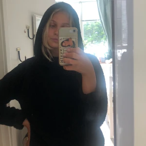 Teddy hoodie - Väldigt mysig teddy hoodie från BikBok. Storlek M