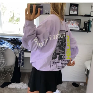 Tjocktröja - Jättefin oversized tröja från killavdelningen på Urban outfitters (lånad bild) använd fåtal gånger så i bra skick! Skriv för fler bilder🥰 köparen står för frakt