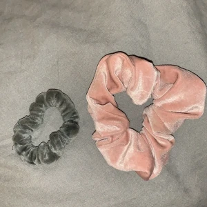 Scrunchies - Två scrunchies, liten grå & stor rosa. Du får båda för 40kr. Använda ca 2 gånger 