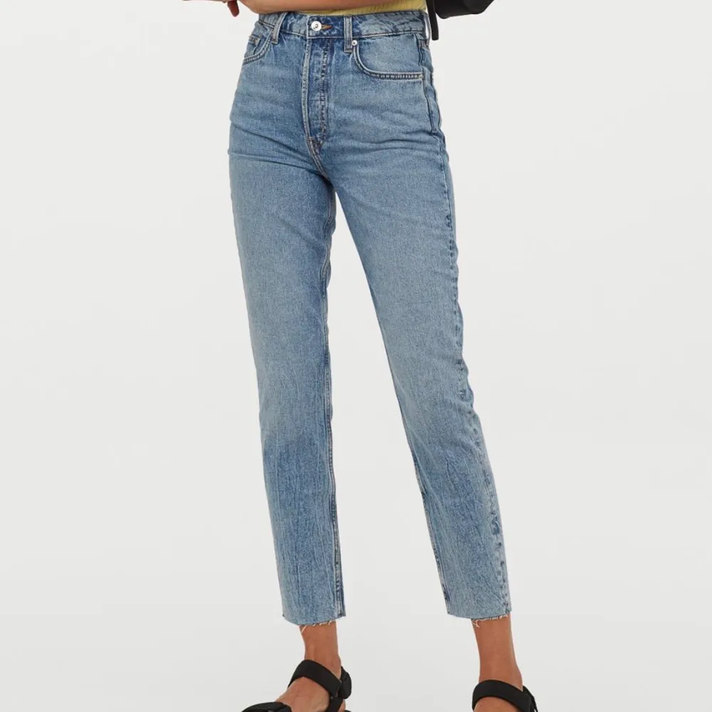 Säljer dessa jeans från Hm. Väldigt fina men är tyvärr för små. Skulle mer säga att den är 36. Ord. Pris 249 kr. Prislappen är kvar. Frakt tillkommer på ca 63 kronor . Jeans & Byxor.