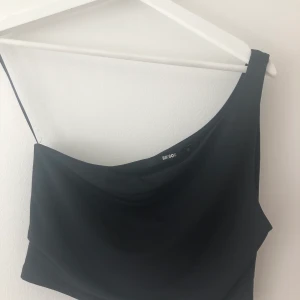 Två toppar från Bikbok strl small - 1 för 50 eller båda för 100 kr