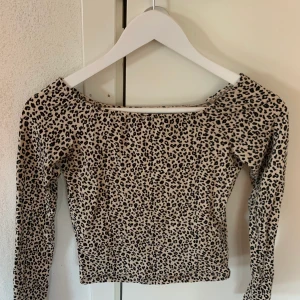 Ginatricot  - Söt liten topp från ginatricot som aldrig är använd😢 Storlek S och har bra passform!💞