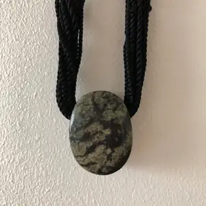 Halsband med fin natur sten 🍀 Skick: knappt använt, jättebra skick Mått: 4x3x2 cm Pris: 75 kr 🚭Djurfritt och rökfritt hem 📬Kan skickas mot fraktkostnad(22 kr) 📍Kan mötes upp i Mölnlycke 
