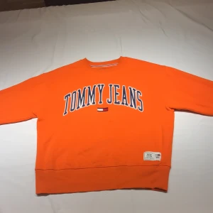 Tommy Hilfiger tröja - En tröja från Tommy Hilfiger som inte kommit till användning. Cond 7/10. Storlek M herr men passar mer som S-M. 