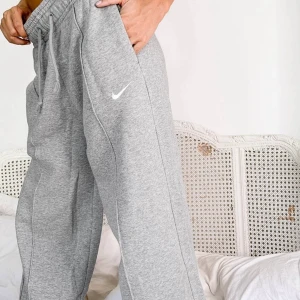 Gråa nikemjukisar - Säljer mina nike mjukisbyxor använt dom två gånger, så dom är som nya. Pris kan diskuteras, köparen står för frakt!