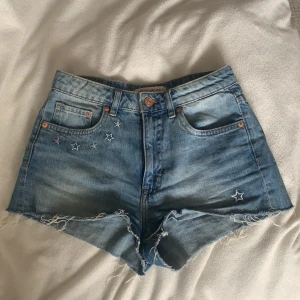 Shorts med stjärnor  - Shorts med stjärnor. Använda men bra skick. 