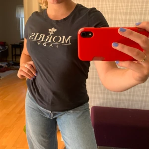 Sötaste Morris T-shirten 🥺 - Såå fin mörkblå Morris T-shirt! Använd ca 2 ggr, helt enkelt så gott som ny. Köpare står för frakt, kan även mötas upp i Helsingborg 🧚🏼‍♀️💓✨