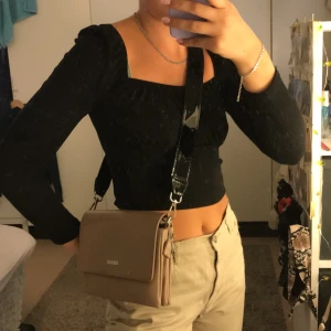 Väska  - Supersnygg väska från Ivy Revel med bra kvalitet. Säljer den med ett vinyl-band jag köpt till själv, man kan alltså byta band på väskan till det man vill ha. Frakt tillkommer