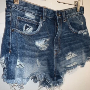 Zara slitna jeansshorts - Storlek 38, aldrig använda då de är för stora. Frakt tillkommer
