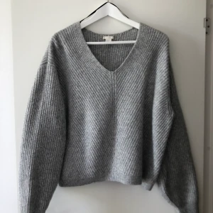 Grå tröja från H&M storlek S - Väldigt skön grå tröja från H&M storlek S. Mycket bra skick, använd ca 3 gånger. Frakt tillkommer 💕