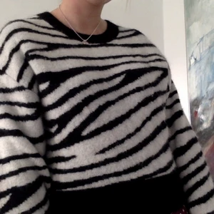 & other stories zebra tröja mohair  - Supermysig och tjock tröja från stories!! Använd 2 ggr, superfint skick :)) 