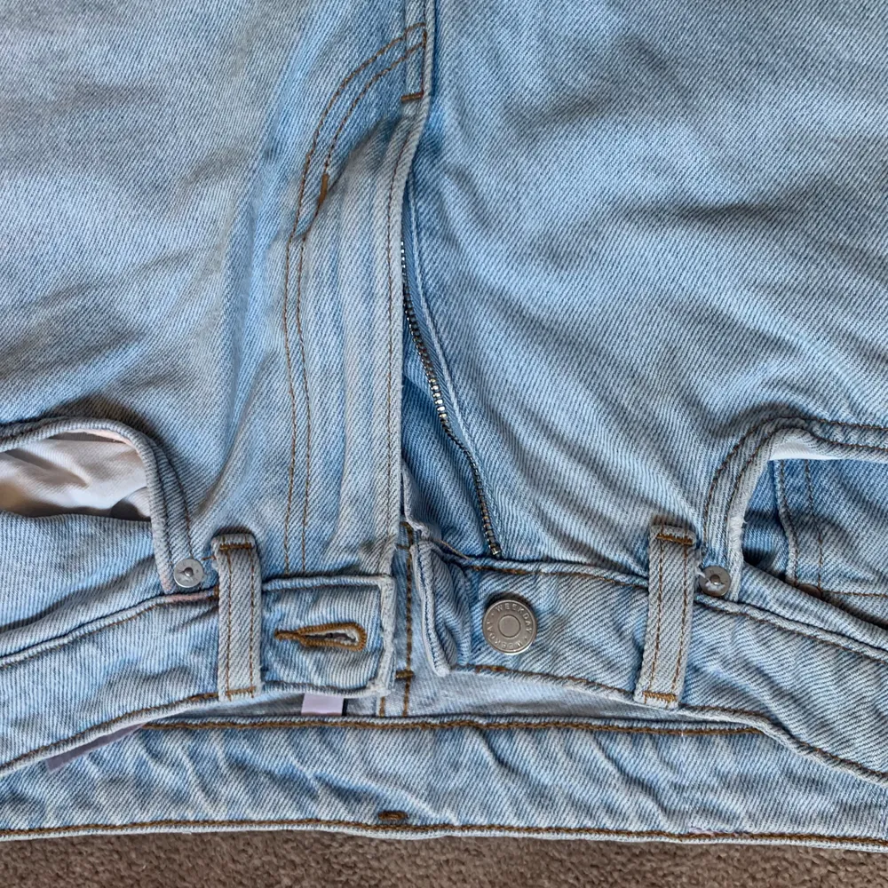 Raka jeans i modellen Row. Fin ljusblå färg🥰. . Jeans & Byxor.