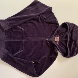 Juicy Couture tröja  - Juicy Couture tröja, mörkblå/mörklila, 2000-tal. Köpt för 1100kr
