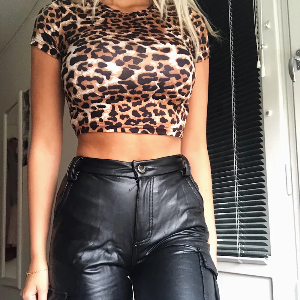 Riktigt kattig tröja med leopardmönster! Passar väldigt bra till läderbyxor eller svarta jeans. Ditter dessutom väldigt bra då den är croppad och tight. Endast använd 1 gång och säljer pga för mycket kläder. 🐆🐆. Toppar.