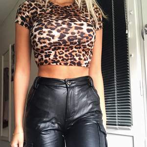 Riktigt kattig tröja med leopardmönster! Passar väldigt bra till läderbyxor eller svarta jeans. Ditter dessutom väldigt bra då den är croppad och tight. Endast använd 1 gång och säljer pga för mycket kläder. 🐆🐆