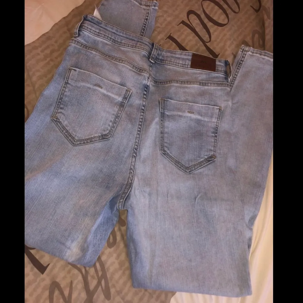 Ljusa jeans från Zara, knappt använda. Mitt pris: 113 inkl frakt . Jeans & Byxor.