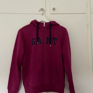 Gant hoodie  - Jättefin cerise hoodie från gant, knappt använd därav säljer jag den