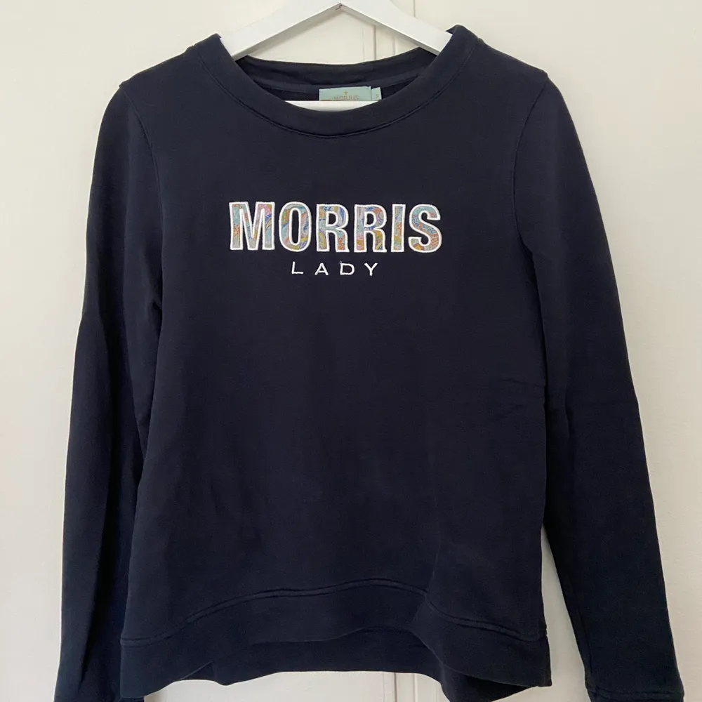 Morris tröja i marinblå med logga på bröstet och ärmen. Loggan på bröstet har även ett fint mönster (bild 3)✨. Tröjor & Koftor.