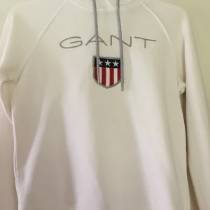 Gant hoodie  - ÄKTA! Köpte denna hoodie i Gant affären i Jönköping, säljer den då jag Max använt den 3 gånger så det finns inga fläckar eller slitage på den då den är använd varsamt. EJ GENOMSKINLIG Nypris: 1156kr  