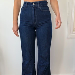 Flared jeans - Snyggaste jeansen i mörkblått i flare modell. Tyvärr lite för korta för mig som är 174 cm lång (jag på bild)