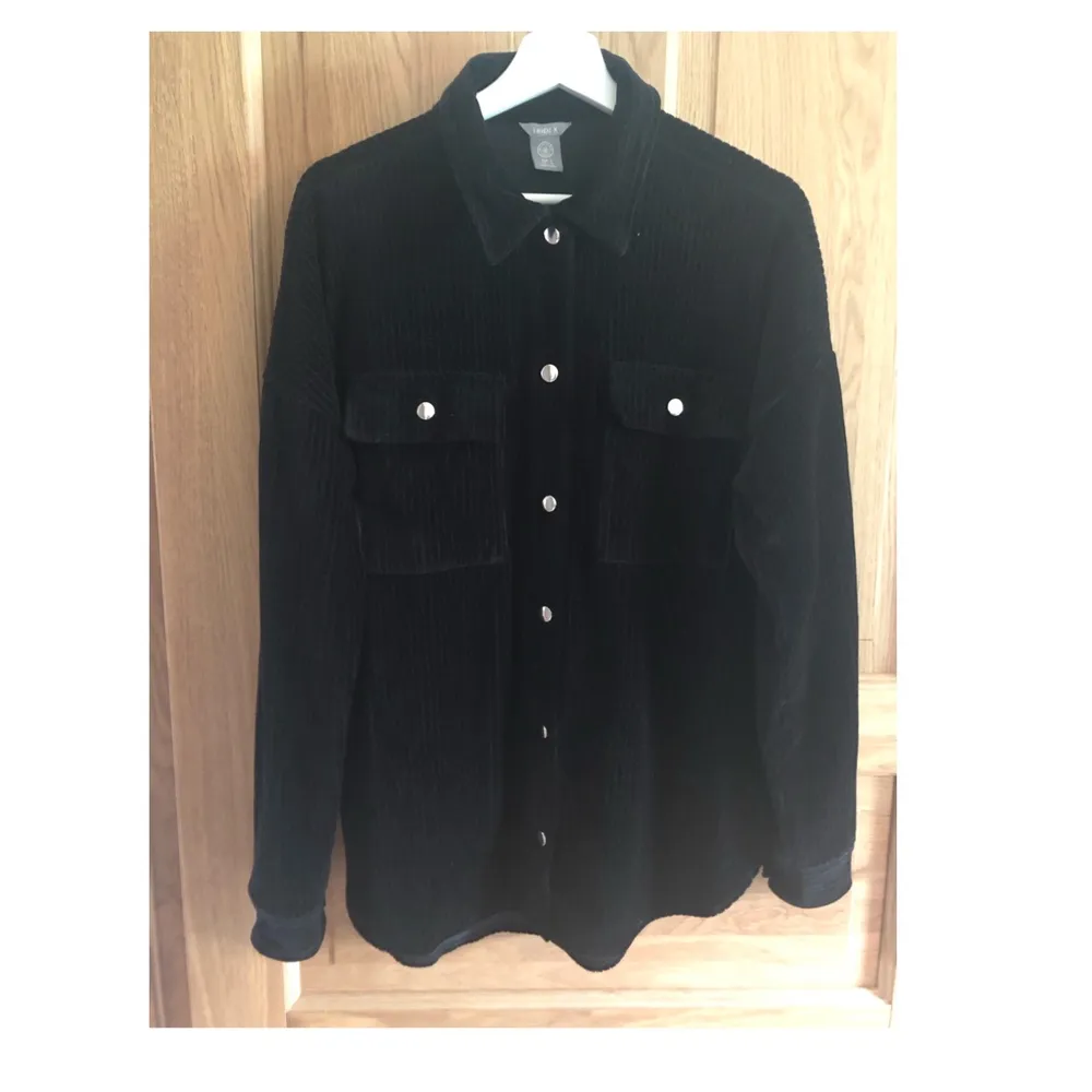 Oversized manchester liknande skjorta/jacka. Använd fåtal gånger. Finns att hämta i Lund eller skickas, köparen står för frakt.. Jackor.