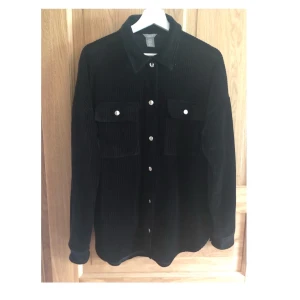 Oversized Manchester liknande skjorta/jacka - Oversized manchester liknande skjorta/jacka. Använd fåtal gånger. Finns att hämta i Lund eller skickas, köparen står för frakt.
