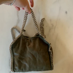 Stella McCartney Väska!  - Liten Stella McCartney Väska! Lite slitage exempelvis magnetknappen och silverbrickan! Buda i kommentarsfältet🤗 Avslutar budgivningen ikväll 20:00