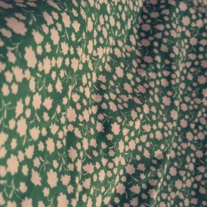 Linne - Gulligt linne med blommor på, ekologisk och miljövänligt tyg, inte använt nån gång fick den i juli och har inte använt den nån gång pga att jag inte passar i grönt. 