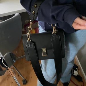 Väska från gina!  - Snygg väska från gina! Ingår två olika band. Rymlig och lite använd💓💓skriv för fler bilder!