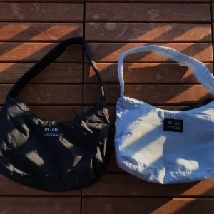 URBAN OUTFITTERS VÄSKOR - Två helt nya och oanvända väskor från urbanoutfitters, den ”vita” är i reflex🤩 säljes för 100kr per väska + frakt!😍 BUD PÅ 250  PÅ SVART OCH 350kr PÅ VIT! 